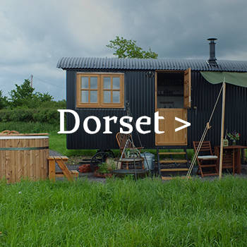 Dog-friendly shepherd's hut with hot tub at Colber Farm in Dorset