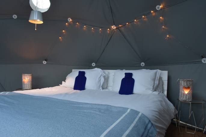 The fresh bedroom where you can lie and watch the sunset at Peswara Geodome in Cornwall