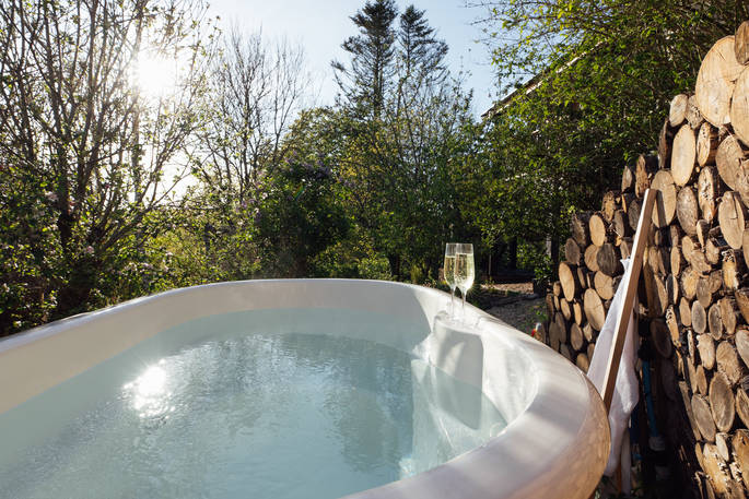 Yggdrasil Treehouse hot tub, Harebelles at Morebath, Devon