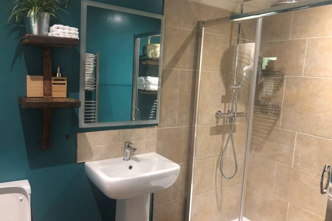 Hill's Cross Hide cabin bathroom with shower, Stockland, Honiton, Devon