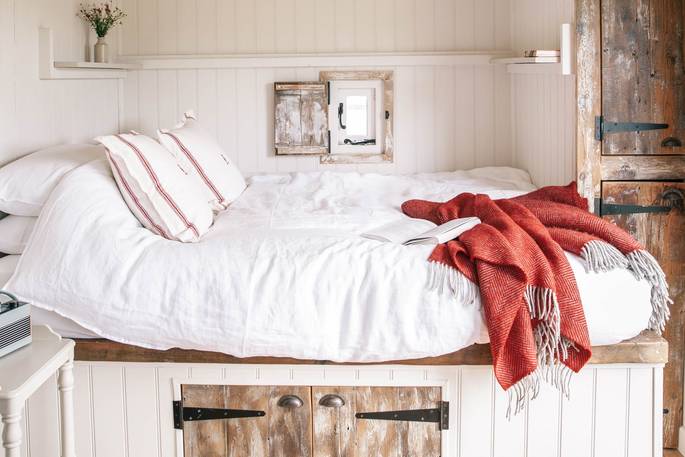Leonora shepherd's hut double bed, Ash Farm, Stourpaine, Dorset