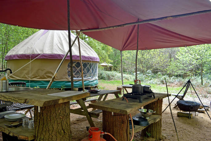 Outdoor kitchen and dining area with BBQ at Chestnut yurt, Adhurst