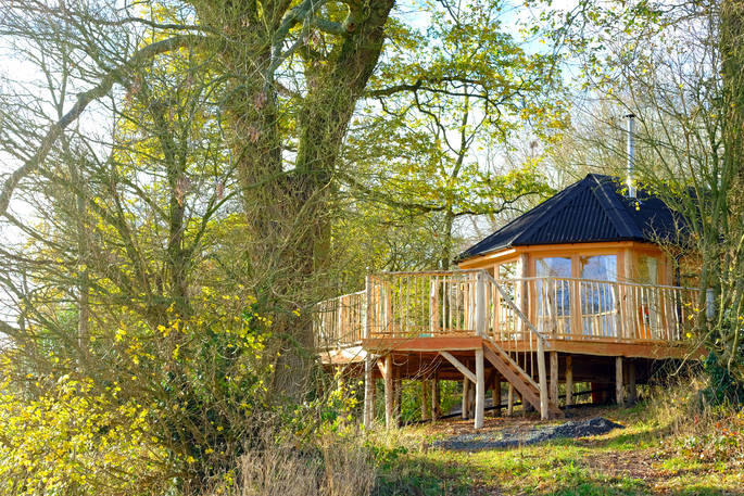 venn treehouse treecabin herefordshire glamping holiday england uk cosy cabin exterior 