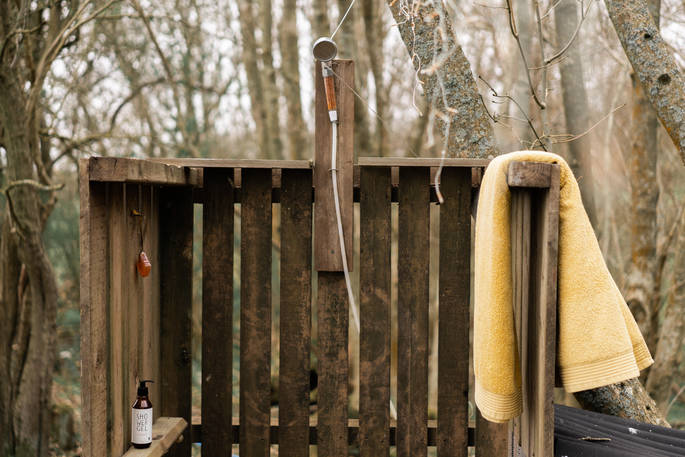 Hedgehog Hall cabin outdoor shower, Landews Meadow Farm, Challock, Kent