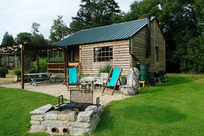 Coach House Cabin glamping - fire pit and BBQ, Castle Cary, Somerset