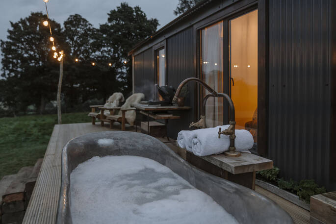 Outdoor bath tub