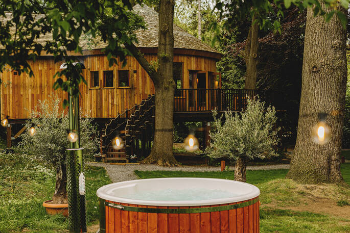 Hot tub a short walk from the treehouse