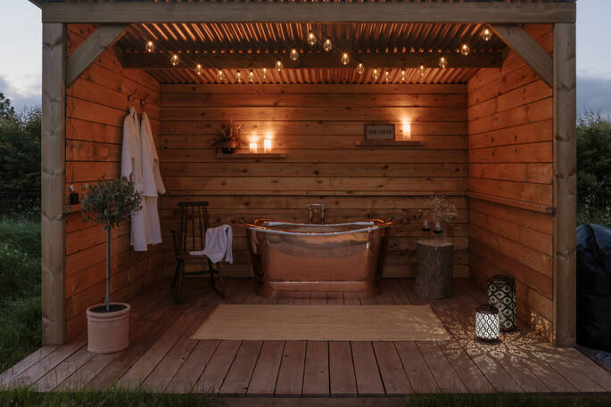 Outdoor bathtub under cover