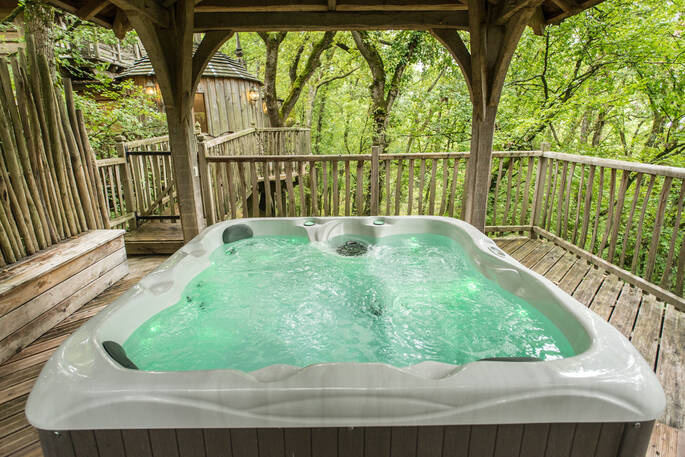 Hot tub at Hautefort Treehouse, Châteaux dans les Arbres, Dordogne, France