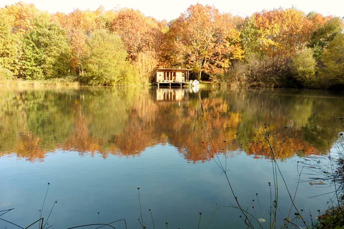 A view of Caru Cabin across the lake in Dordogne, France