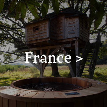 Hot tub under La Cabane du Perche treehouse in France