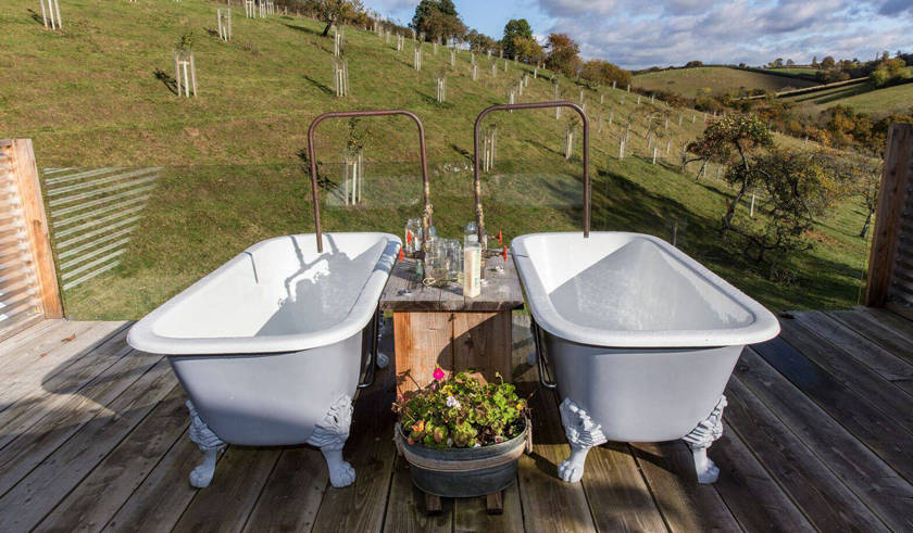 Twin outdoor baths at The Old Piggery in Devon